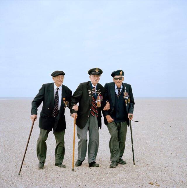 Roger Cremers, Britische Veteranen am Strand von Dünkirchen, Dunkerque, Frankreich, 2015. © Roger Cremers