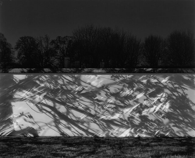 Fritz Simak, Schönbrunn Mauer bei Nacht 4, 2010. © Fritz Simak, courtesy Galerie Jünger