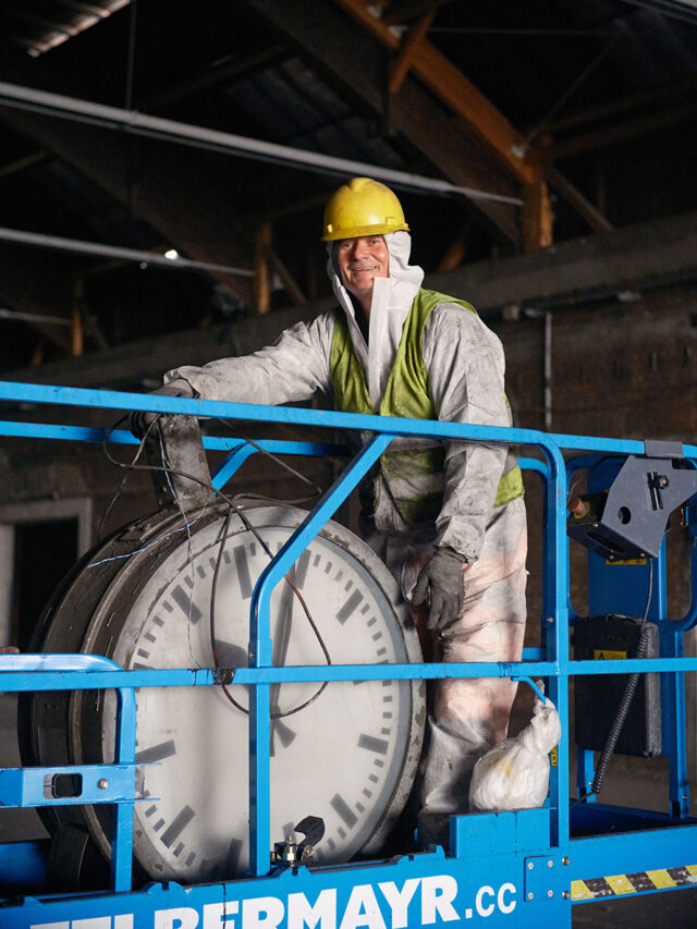 Christopher Mavric, Leiharbeiter Peter nach der Demontage der historischen Bahnhofsuhr, Wien Vienna Nordwestbahnhof, 2025. © Christopher Mavric