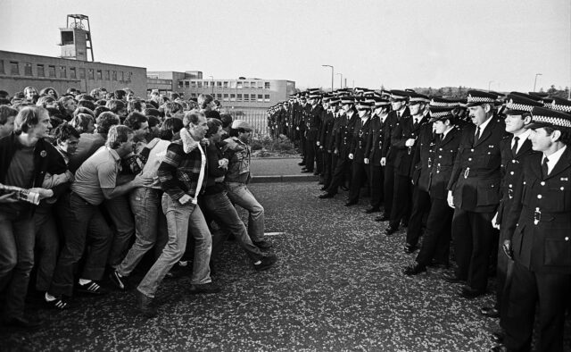 John Sturrock, Norman Strike an der Spitze eines Massenstreikpostens, Bilston Glen, Schottland, 24. August 1984. © John Sturrock, reportdigital.co.uk