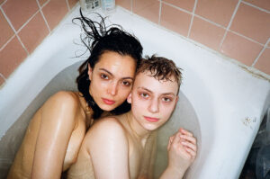 Marie Tomanova, First Roll / Frame 24 aus der Serie Kate and Odie, 2017. © Marie Tomanova