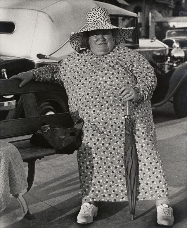 Lisette Model, Promenade des Anglais, Nizza, 1934–37, Silbergelatinepapier Gelatin Silver Print, 43,2 x 35,4 cm, ALBERTINA, Wien. ©️ 2025 Estate of Lisette Model, Courtesy Lebon, Paris / Keitelman, Brussels